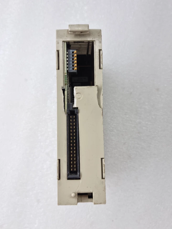 OMRON C200H-MD215 INPUT OUTPUT UNIT 24VDC C200HMD215